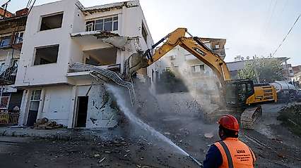 Buca Onat Tüneli'nde 26 riskli yapı yıkıldı