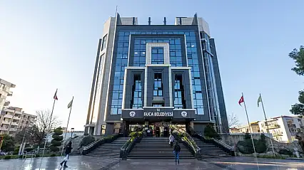 Güzelbahçe ve Buca'da başkanlık krizinde iki farklı tutum dikkat çekti