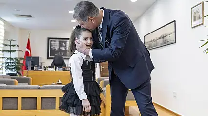 İzmir Büyükşehir Belediye Başkanı Cemil Tugay, 7 yaşındaki Meryem Esila Şen'i makamında ağırladı