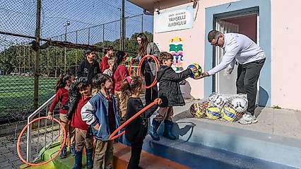 İzmir Büyükşehir Belediyesi'nden okullara 37 milyon TL'lik spor malzemesi desteği