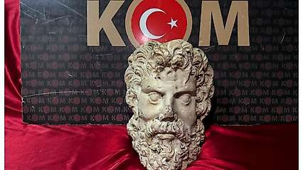 İzmir'de 2 bin yıllık Zeus heykel başı ele geçirildi