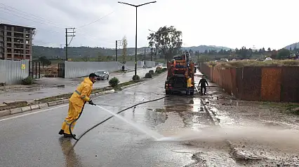 Karaburun, Çeşme ve Foça'da yağış alarmı: İzmir Büyükşehir Belediyesi ekipleri seferber