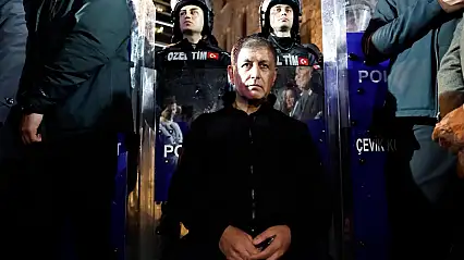 Meslek Fabrikası önünde nöbet sürüyor, Tugay'dan 'gitmiyoruz' çıkışı