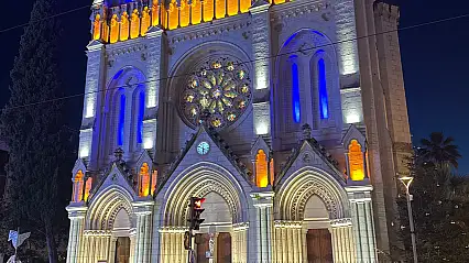 Nice'te mavi ve altın ışıklarla yükselen Sainte-Réparate Katedrali