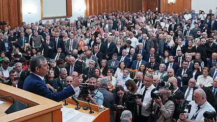 Özgür Özel'den Kılıçdaroğlu'na kurultay çağrısı: Parti bu ayıptan derhal kurtulmalı