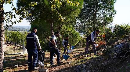 Tire'de çevre temizliğine belediye ve ALPLA çalışanlarından ortak destek