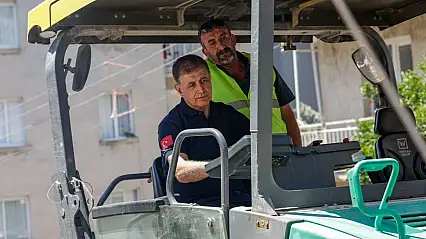 Tugay direksiyon başına geçti, asfalt mesaisini sahada yönetti