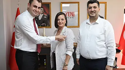YENİ Parti İzmir'de büyüyor: Helil Kınay ve 17 üye rozet taktı