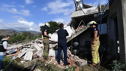 Bayraklı'da mobilya atölyesinde patlama: 80 Yaşındaki vatandaş göçük altından kurtarıldı