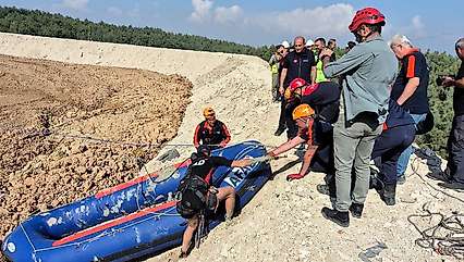 Çamur depolama alanına düşen köpek kurtarıldı