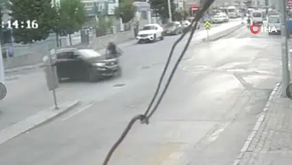Çarpıp kaçtı! O anlar kamerada