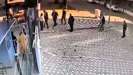 Okul önünde bekçiyle arbede yaşayan kişinin öğretmen olduğu ortaya çıktı
