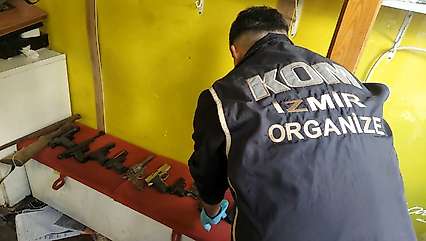 Tire'de ruhsatsız silah operasyonu: 11 silah ve 3 şarjör ele geçirildi
