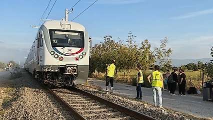 Tren ile traktör çarpıştı: 2 yaralı