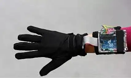 Ankara'da öğrencilerden konuşma engellilere özgürlük sağlayan akıllı eldiven