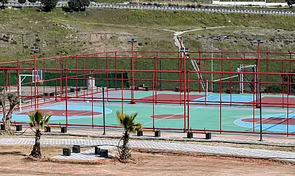 Bayraklı'da Ferdi Zeyrek Spor Kompleksi'nde çalışmalar tamamlanma aşamasında