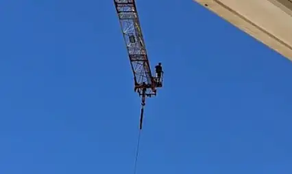 Bir işçinin çaresiz çığlığı: 70 metre yüksekten intihar tehdidi!