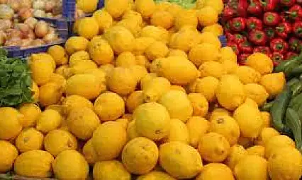 Çeşme Ilıca pazarı'nda limonun kilosu 250 TL'ye ulaştı