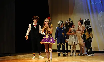 Karşıyaka Belediye Tiyatrosu yeni sezonda iki farklı oyunla sahneye çıkıyor