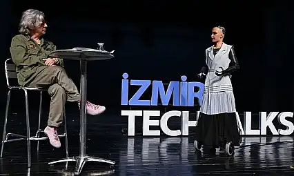 Okan Bayülgen ve Robot Sophia İzmir'de buluştu