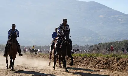 Tire'de geleneksel rahvan at yarışları coşkuyla gerçekleşti