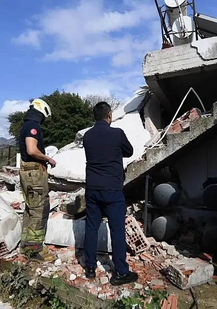 Bayraklı'da mobilya atölyesinde patlama: 80 Yaşındaki vatandaş göçük altından kurtarıldı