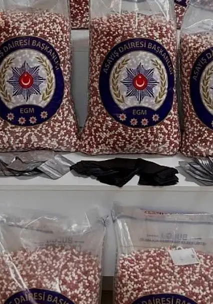 Bornova'da ticari taksi'de yüzbinlerce sentetik ecza ele geçirildi