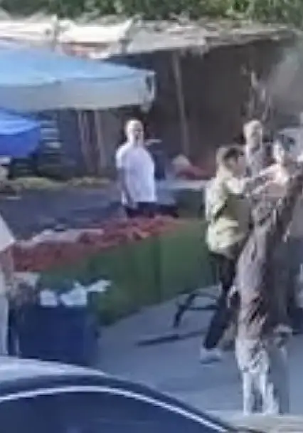 Foça'da pazarcılar arasında silahlı kavga