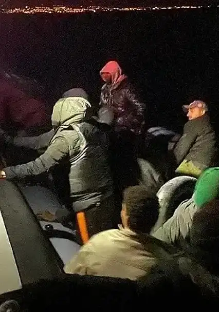 İzmir açıklarında göçmen operasyonları: 43 kişi güvenli bölgeye alındı