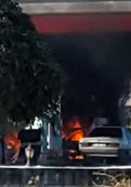 Kınık'ta akaryakıt istasyonuna çarpan otomobil alev aldı: 2 yaralı