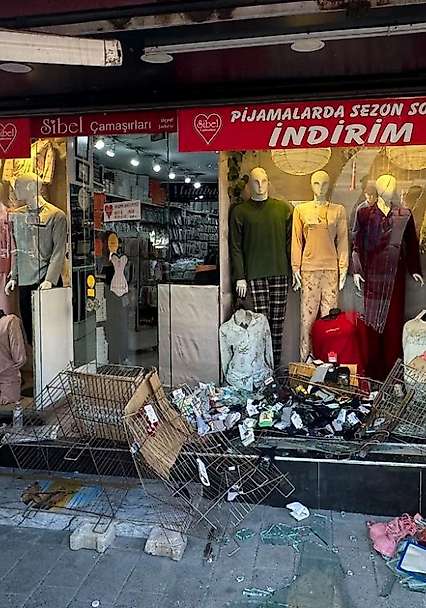 Kontrolden çıkan otomobil çarşıyı birbirine kattı