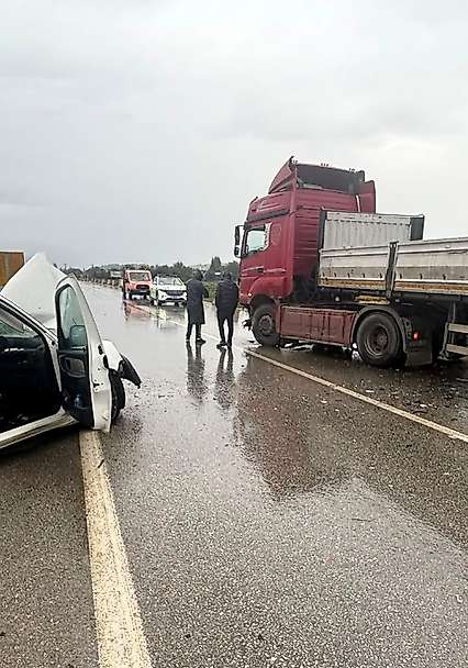 Ödemiş'te tır ile kamyonet çarpıştı: 1 ölü, 1 yaralı