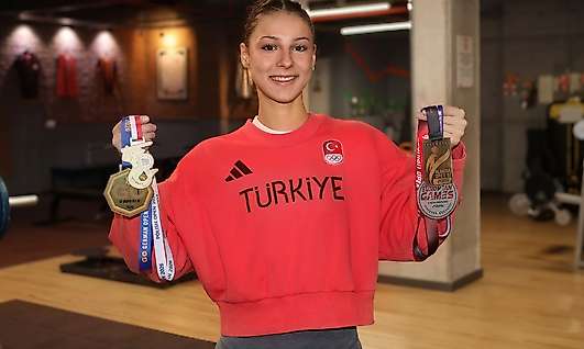 İzmirli milli tekvandocu Hatice Pınar Yiğitalp'ten dünya ikinciliği