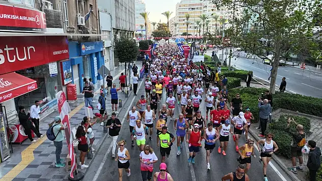 13. Uluslararası 9 Eylül İzmir yarı maratonu renkli görüntülere sahne oldu