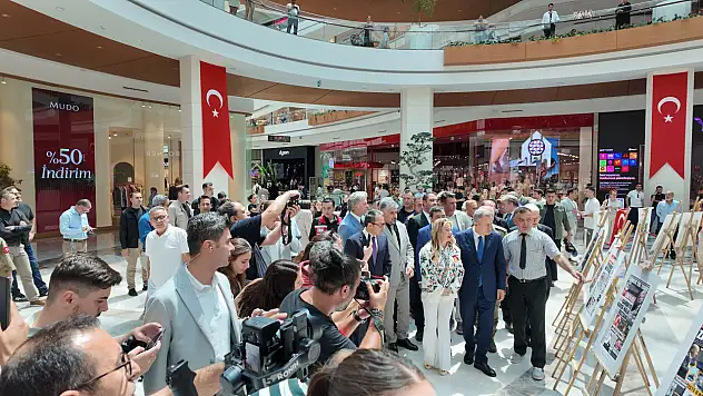 15 Temmuz'un manşetleri İzmir'de hafızaları tazeledi