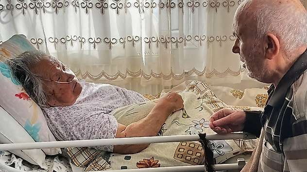 68 yıllık aşk, hastalığı unutturdu: Eşini görünce ayağa kalktı