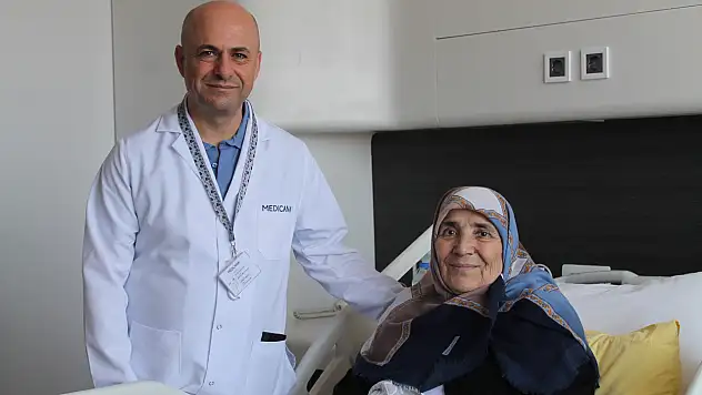 70 yaşındaki Penbe Teyze'ye umut oldular: Reddilen tedaviyi o doktor yaptı!