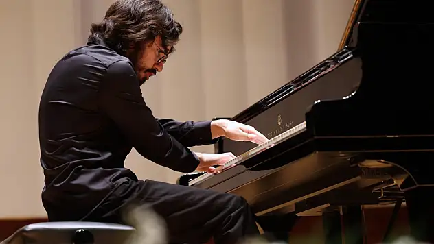 AASSM'de genç piyano yıldızı Eren Düzenli'den etkileyici resital