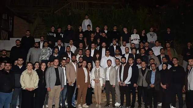 AK Parti Tire'de 'Mahallede Genciz' programıyla gençlerle buluştu