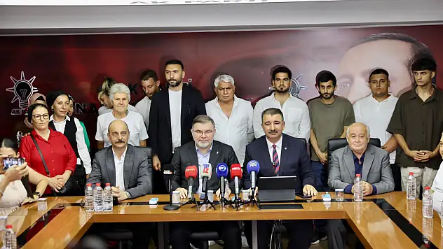 AK Parti'ye Konak'ta toplu katılım: 370 kişiye rozet takıldı