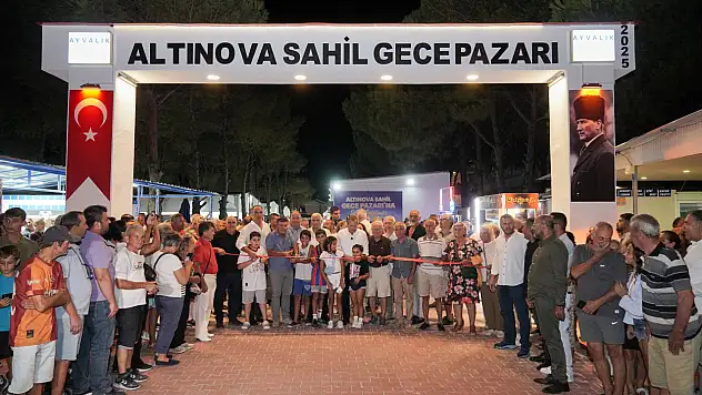 Altınova'nın cazibe merkezi: Sahil gece pazarı yeni yüzüyle açıldı