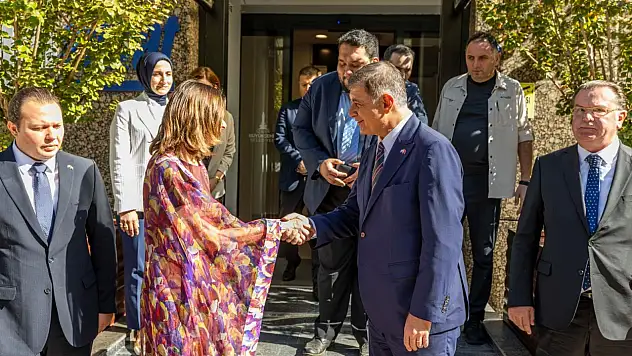 Arjantin Başkonsolosu Vivas'tan Başkan Tugay'a ziyaret