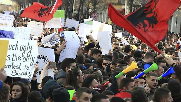 Arnavutluk'ta da öğrenci protestoları şiddetlendi: 23 gözaltı