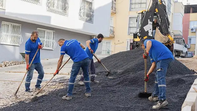 Asfalt ordusu sahada: Balçova'nın yolları adım adım yenileniyor!