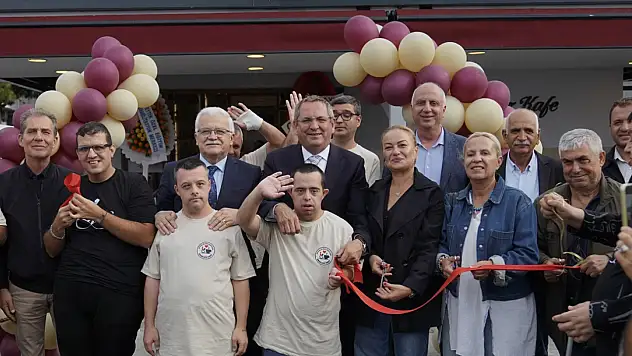 Ayvalık'ta bir ilk: Engelsiz kafe hizmete girdi