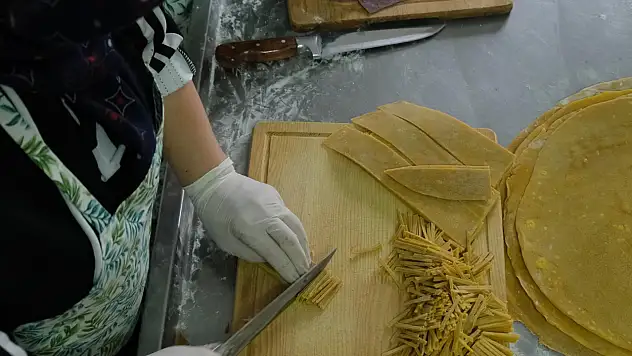 Ayvalık'ta kadın emeğiyle üretilen doğal erişteler satışa sunuldu