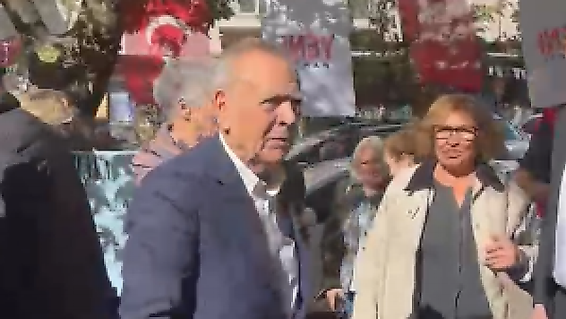 Aziz Kocaoğlu oy kullanma merkezine geldi