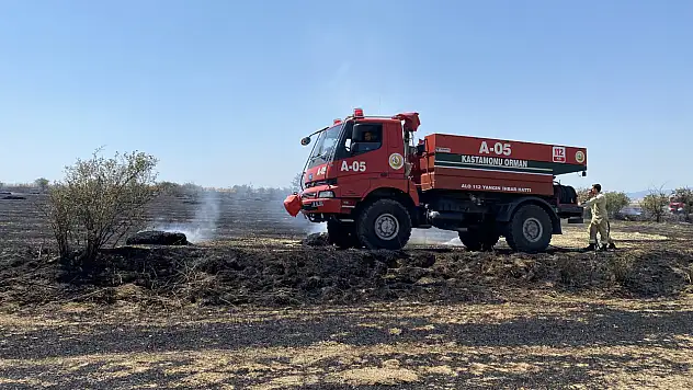 Balya makinesinden çıkan yangın 40 dönüm tarım arazisini kül etti