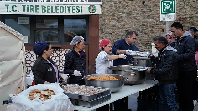 Başkan Okuroğlu iftar çadırında vatandaşla buluştu