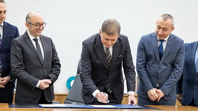 Başkan Tugay'dan tarihi ruhsat imzası